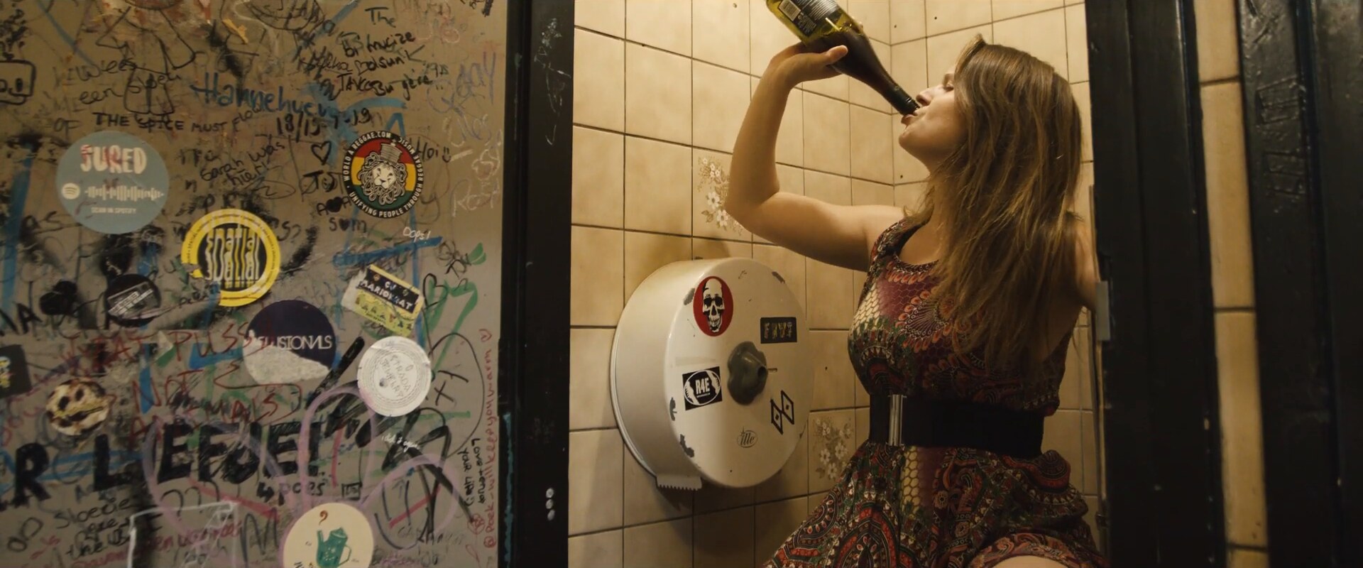 Iris Penning in het toilet vol stickers en graffiti van Altstadt