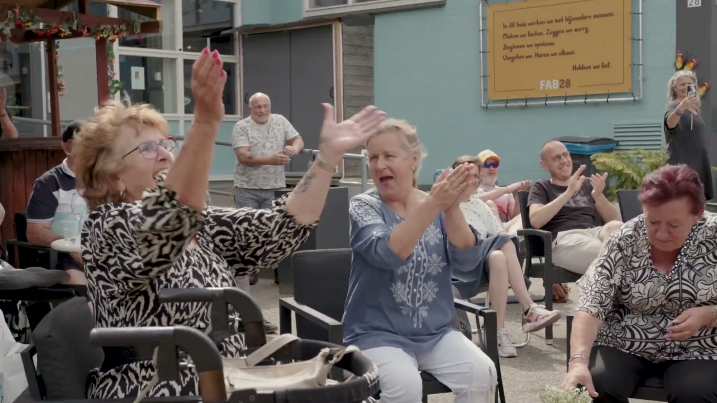 Audience clapping along at Café de Voortuin in Stratum