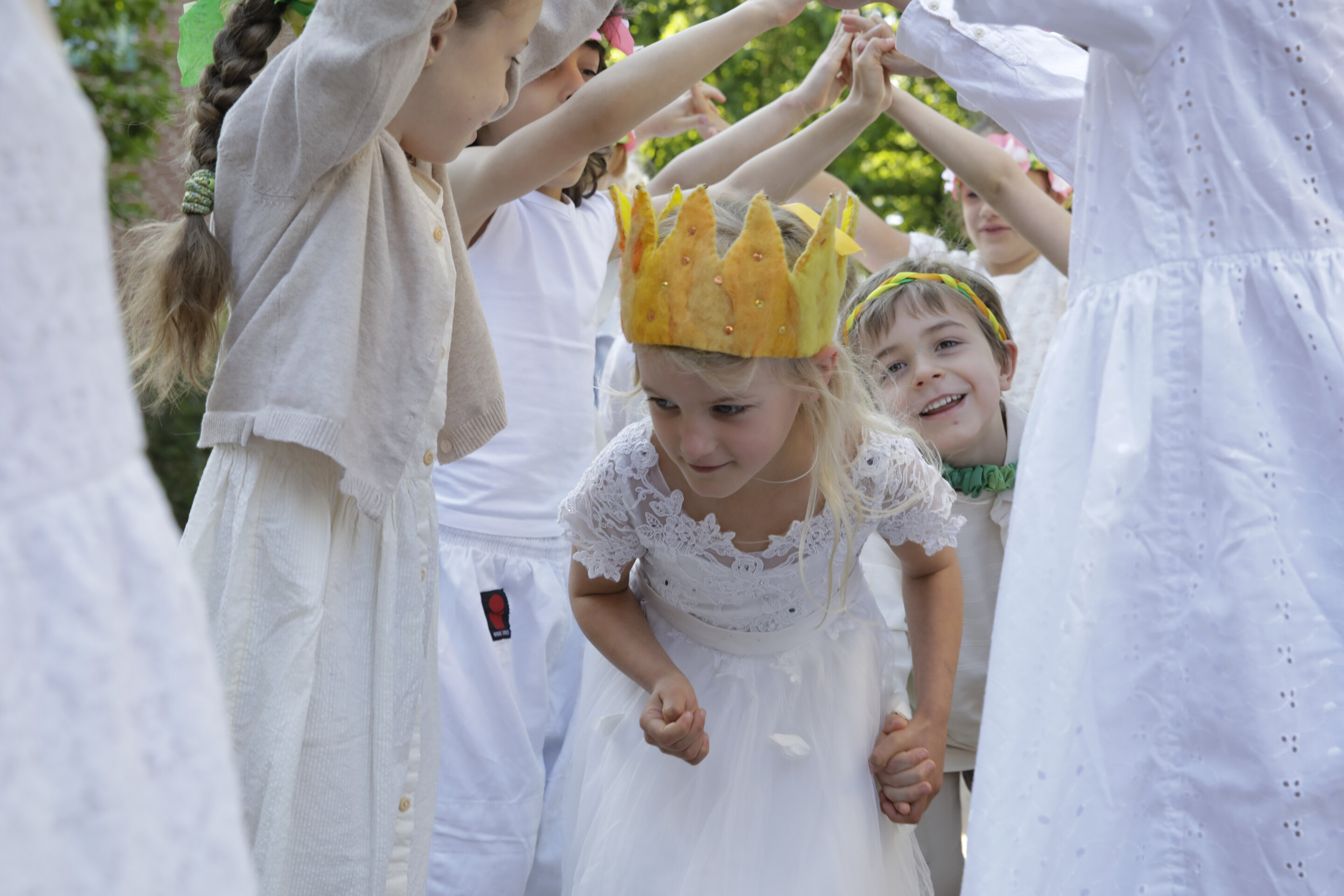 Kind met een geel kroontje bij vrijeschool De Zevenster